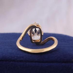 Anillo de compromiso de oro amarillo macizo con diamante talla cojín, engaste de púas, banda sencilla entrecruzada tipo onda, solitario liso para novia - Product Image 4