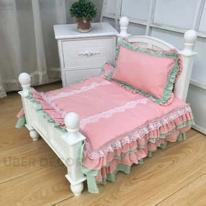 Napwhim Cottage Mini cama de inspiración vintage para muñecas o muebles para mascotas con ropa de cama con volantes en colores pastel - Product Image 1