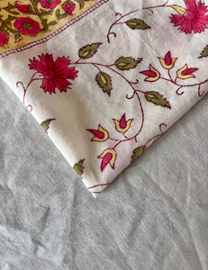 Tela de Algodón Estampada a Mano con Diseño Floral y Borde en Contraste - Product Image 1