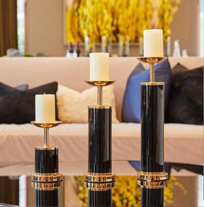 Pedestales de vidrio ahumado con cubiertas de cristal ámbar y acabado dorado. Encanto vintage, disponible a precios de mayorista. - Product Image 4