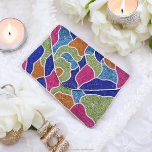 Bolso de Mano Tipo Clutch con Cuentas Geométricas, Bolso de Noche Hecho a Mano, Diseño de Lujo en Negro, Blanco y Dorado, Personalizado para Bodas y Fiestas - Product Image 6