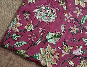 Tela de Algodón Estampada a Mano con Diseño Floral Rosa, Tela Tradicional India con Estampado Botánico Hecho a Mano por Yardas - Product Image 2