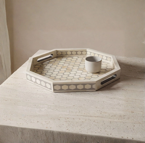 Plateau rectangulaire en os incrusté noir et blanc avec un motif géométrique en forme de labyrinthe, disponible à prix de gros. - Product Image 3