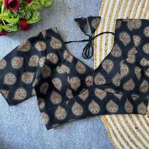 Blusa con estampado Ajarakh de diseñador, con gancho trasero y acolchado de algodón, completamente cosida y lista para usar. - Product Image 4