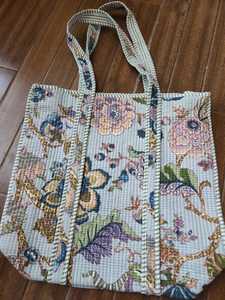 Grand sac fourre-tout de voyage en coton matelassé blanc avec bandoulière, sacs fourre-tout tendance pour femmes, sacs fourre-tout faits à la main pour femmes, imprimés de fleurs de la jungle - Product Image 4