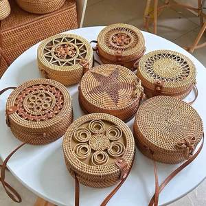 กระเป๋าสะพายไหล่หวายสานทำมือ ปุ่มมุก ของขวัญวันเกิดรักษ์โลกสำหรับผู้หญิง คุณภาพพรีเมียม สำหรับฤดูร้อน ผลิตจากเวียดนาม - Product Image 3