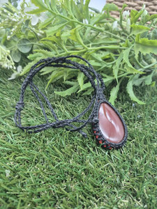 สร้อยคอจี้ผีเสื้อทำมือจากคาร์เนเลียนธรรมชาติพร้อมเชือกถักแบบมาคราเม่ สีแดงอาเกต สไตล์โบโฮ คริสเตียน คริสตัลบำบัด เครื่องประดับสำหรับทุกเพศ - Product Image 2