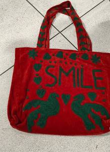 กระเป๋าโท้ทกำมะหยี่สีแดงสั่งทำขายส่ง พร้อมลายปักตัวอักษร SMILE สีเขียวเข้ม รูปหัวนกพิราบ หัวใจ และลายดอกไม้ - Product Image 4