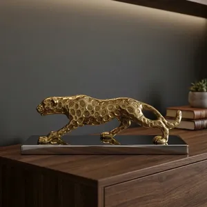 Pièce décorative en métal en forme de léopard avec base en métal |   Sculpture d'animal décorative pour la maison, le bureau et la décoration intérieure de luxe - Product Image 3