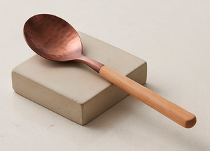 Juego de cucharas de madera con cabeza de cobre, diseño minimalista, acabado mate, cubiertos para uso en catering, eventos y restaurantes. - Product Image 2