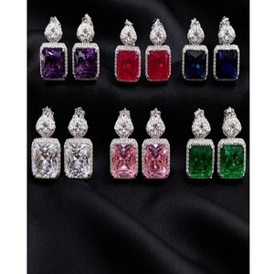 Elegantes Pendientes de Latón de Primera Calidad, Plateados en Plata, con Diamantes de Imitación CZ, Colección de Pendientes para Mujer, Elige Cualquier Par - Product Image 1