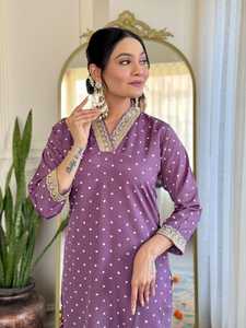 Ensembles Kurti pour femmes très demandés avec pantalon et dupatta couleur oignon à imprimé numérique, en viscose Chanderi coupe droite - Product Image 3