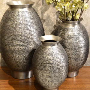 Ensemble de 3 vases en métal de conception industrielle, texture martelée, laiton nickel, finition antique, faits à la main, vases d'intérieur/extérieur - Product Image 1