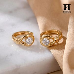 Pendientes de Plata de Ley 925 Personalizados con Diseño de Pera Retorcida, Elegantes Aros Huggie Chapados en Oro con Diamante de Laboratorio Solitario, Venta al por Mayor - Product Image 5