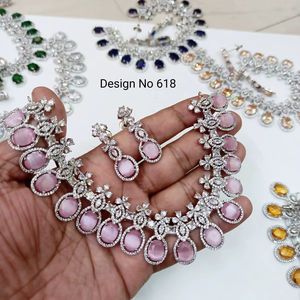 Ensemble collier et boucles d'oreilles classiques en cristal vert – Bijoux de mariée plaqués argent pour mariage - Product Image 1