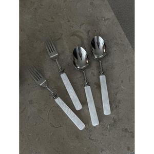 ชุดช้อนส้อมมีดสแตนเลสขัดเงาพรีเมียม ด้ามจับมุก ดีไซน์ล่าสุด - Product Image 1