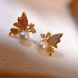 Boucles d'oreilles en perles d'eau douce naturelles en gros avec papillon en or Bijoux naturels de Zhuji - Product Image 3
