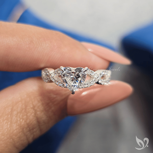 แหวนหมั้นเพชรทรงหัวใจ 1 กะรัต เพชรเพาะเลี้ยงในห้องปฏิบัติการ ดีไซน์วงแหวนแบบเกลียวประดับเพชร ได้รับการรับรองจาก IGI ทองคำขาว 10K แหวนเจ้าสาว - Product Image 5