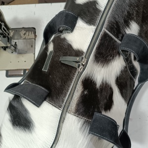 Bolsa de Viaje de Cuero Genuino con Estampado de Piel de Vaca, Negra y Blanca, con Dos Asas, Estilo Vintage, para Mujer - Product Image 4