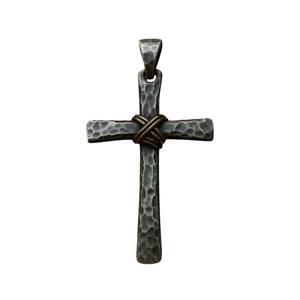 Collar con colgante de cruz martillada hecho a mano para hombre, estilo vintage, plata de ley oxidada, joyería cristiana con detalles de alambre trenzado. - Product Image 1