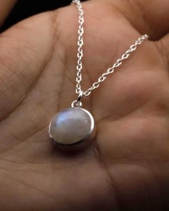 Collier pendentif rond en pierre de lune naturelle, bijou élégant fait main en cristal, cadeau pour femme, tendance - Product Image 5