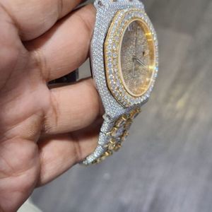 Montre-bracelet de luxe ronde pour homme, de haute qualité, style Hip Hop Bling, entièrement sertie de diamants de laboratoire, en argent et or, à mouvement quartz - Product Image 4