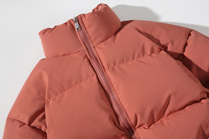 Veste matelassée unisexe OEM couleur crème, col montant, fermeture éclair, coupe-vent, en polyester épais, manteau d'hiver décontracté avec poches - Product Image 6