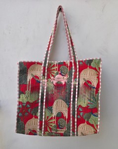 Bolso Tote Acolchado de Algodón con Estampado de Jardín Mughal Indio Hecho a Mano para Mujer, Bolso de Hombro Rojo con Estampado de Bloques Premium y Cierre de Cremallera - Product Image 4