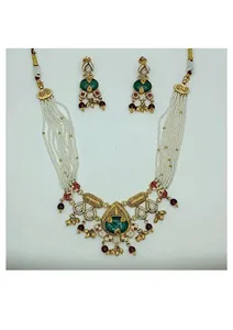 Ensemble de collier de mariée en perles et Kundan avec pierre centrale verte et boucles d'oreilles ethniques pendantes - Product Image 3
