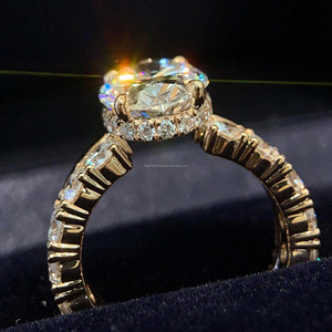 แหวนเพชรสีเงินสุดคลาสสิกพร้อมหินมอยส์ซอไนท์เฉพาะสำหรับงานแต่งงานและงานปาร์ตี้ของผู้หญิง - Product Image 5