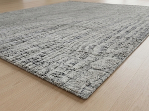 Tapis en patchwork à texture urbaine pour les intérieurs contemporains |   Tapis de sol artisanal gris avec motif linéaire superposé - Product Image 3