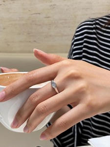 Anillo de Compromiso Solitario de Oro Blanco de 14K con Diamante de Laboratorio de Corte Marquesa de Lujo, Certificado IGI, Claridad VS+, Estilo Minimalista - Product Image 5