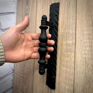 Poignée de portail traditionnelle en fer forgé ; facile à installer, avec une finition enduite ; un accessoire de clôture durable pour portails. - Product Image 3
