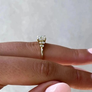 แหวนหมั้นเพชรโมอิสซาไนต์ทรงรี 2 กะรัต แบบคลัสเตอร์ แหวนทองคำแท้ 14K แหวนคลัสเตอร์ทรงรี สไตล์อาร์ตเดโค แหวนแต่งงาน แหวนสัญญา แหวนเจ้าสาว - Product Image 2
