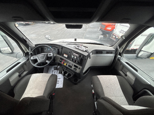 Camión Freightliner Cascadia 12564ST Usado en Buenas Condiciones, Modelo 2019/2020, con Cabina Dormitorio, Transmisión Automática y 261,779 millas - Product Image 2