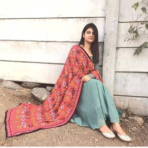 Vente en gros de vêtements de plage ethniques indiens brodés, dupattas Phulkari, dupattas en georgette brodés à la main et colorés pour femmes - Product Image 3