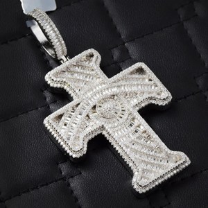 จี้รูปกางเขนเงินชุบโรเดียมประดับเพชรโมอิสซาไนต์ทรงบาแกตต์ VVS  แบบ Iced Out  เครื่องประดับทางศาสนา  ของขวัญสำหรับทุกเพศ  เครื่องประดับฮิปฮอป - Product Image 2