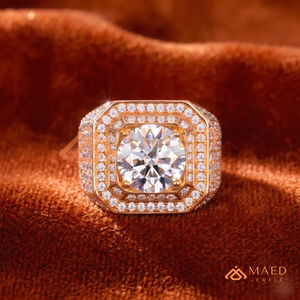 Anillo Solitario de Oro Rosa de Lujo |   Gran Piedra Central Redonda con Doble Halo |   Anillo de Oro Rosa Estilo Hip Hop con Incrustaciones de Diamantes - Product Image 1