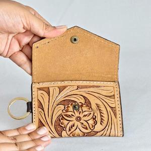 Portefeuille en cuir véritable fait main avec gaufrage floral, style vintage, fermeture à bouton-pression pour femme, utilisation quotidienne courte - Product Image 3