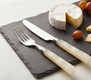 Ensemble de couverts élégants avec manches blancs nacrés et ustensiles en acier inoxydable poli miroir pour les dîners de mariage - Product Image 6