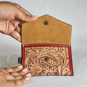 Tarjetero de Cuero Genuino Hecho a Mano con Grabado Floral, Cierre Plegable Vintage, Cartera Corta Unisex - Product Image 3