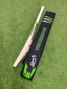 Bate de críquet Kookaburra de madera verde y blanca con el logo de Kookaburra para deportes de críquet - Product Image 3