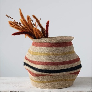 Panier de rangement coloré en jonc de mer tressé à la main avec motif rayé pour la maison, le salon, ou comme panier à linge. - Product Image 1