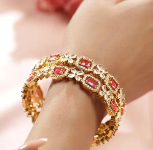 กำไลข้อมือทอง 14K ชุบทองเหลืองสำหรับผู้หญิง ประดับคริสตัลลายดอกไม้ โรแมนติก เหมาะสำหรับงานแต่งงาน พร้อมใบรับรอง - Product Image 1