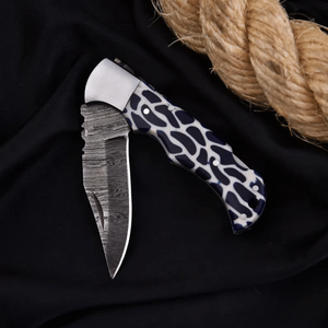 Cuchillo Plegable de Acero de Damasco Hecho a Mano con Mango de Resina, Cuchillo EDC para Caza y Camping al Aire Libre, Proveedor Mayorista de Alta Calidad - Product Image 1