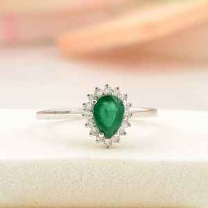 Anillo de Esmeralda Colombiana Art Deco con Halo en Forma de Pera, Esmeralda Certificada, Joyería Fina - Product Image 1