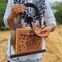 Sac à main élégant en cuir de style occidental pour femmes avec décoration imprimée et fermeture ouverte à lettres pour le bureau ou les jeux