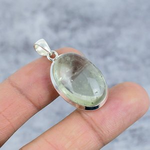 Pendentif ovale en préhnite naturelle avec sertissage en argent plaqué, design minimaliste, cadeau unisexe pour anniversaire - Product Image 1