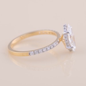 Bague de fiançailles et de mariage en diamant taille marquise certifié IGI avec bande pavée en or 18 carats - Product Image 4