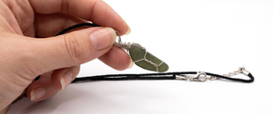 Collier pendentif artisanal en pyrite naturelle enroulée de fil, bijou en cristal de quartz brut avec cordon ciré réglable - Product Image 3
